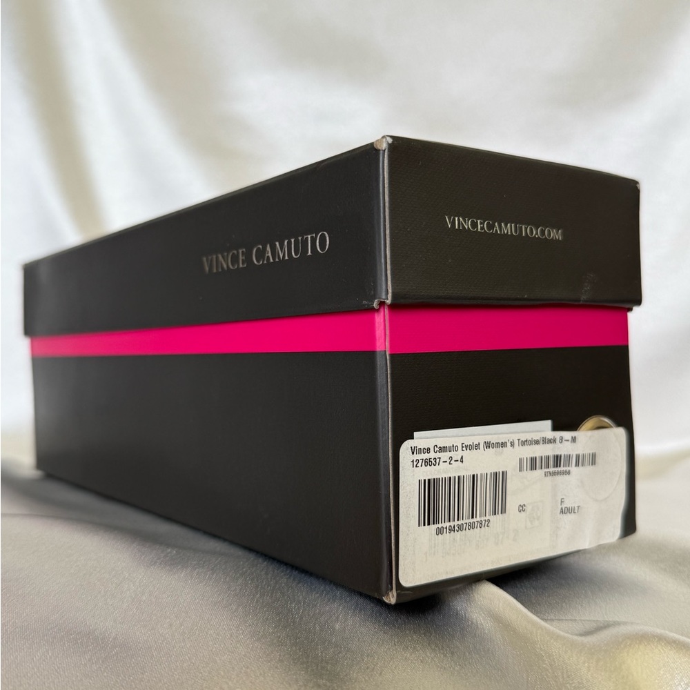 Vince Camuto Black and Gold Slide Sandals. - Picture 5 of 5